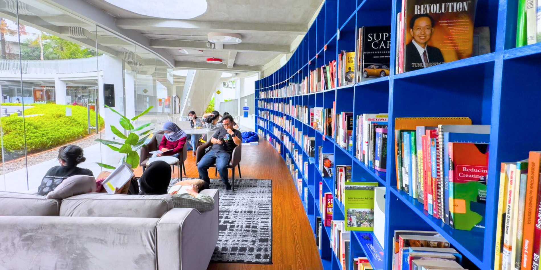 Taman Literasi Martha Tiahahu: Oase Literasi dan Hiburan di Tengah Blok M