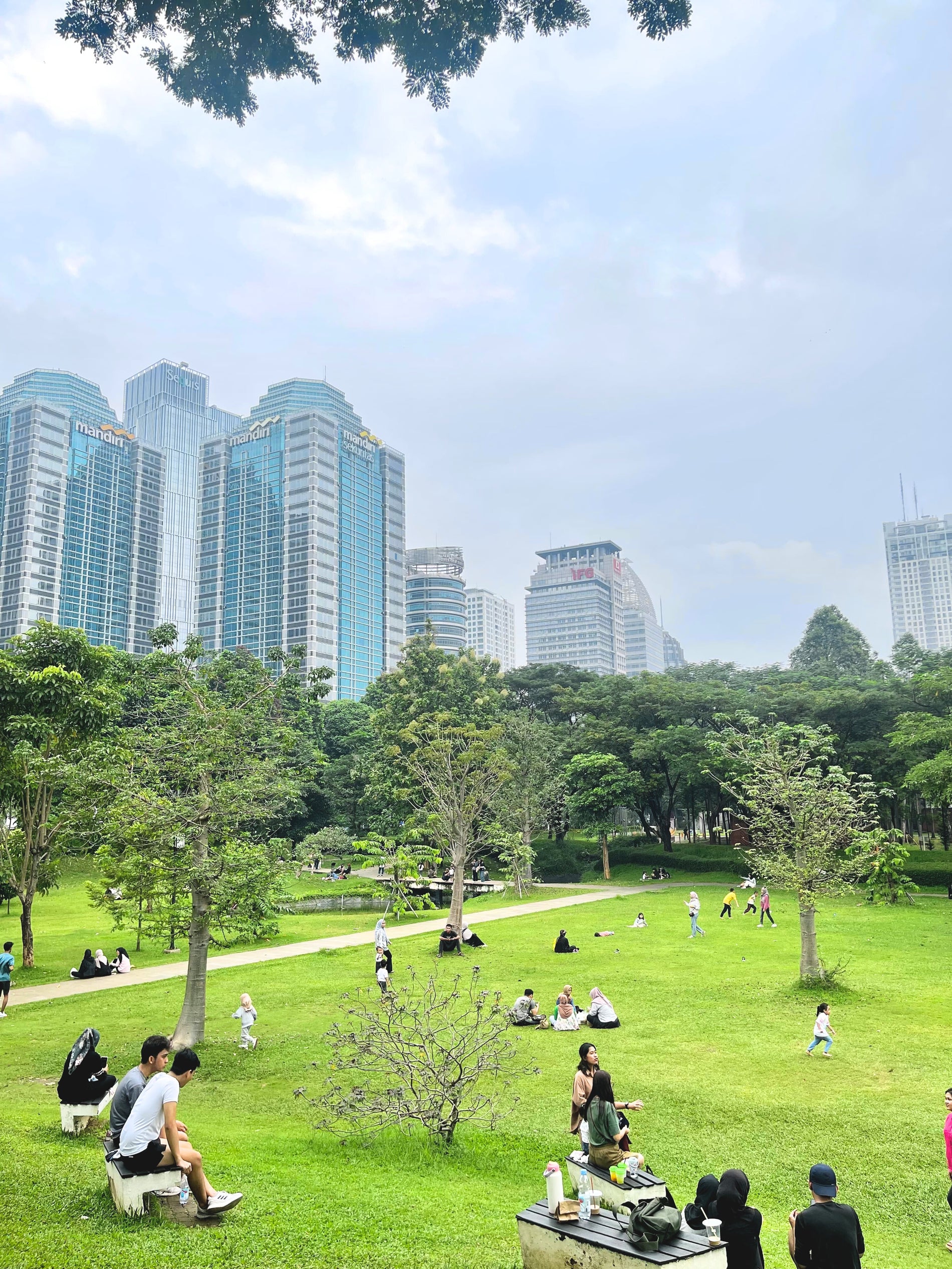 Beristirahat Sejenak di 5 Rekomendasi Taman Cantik Jakarta