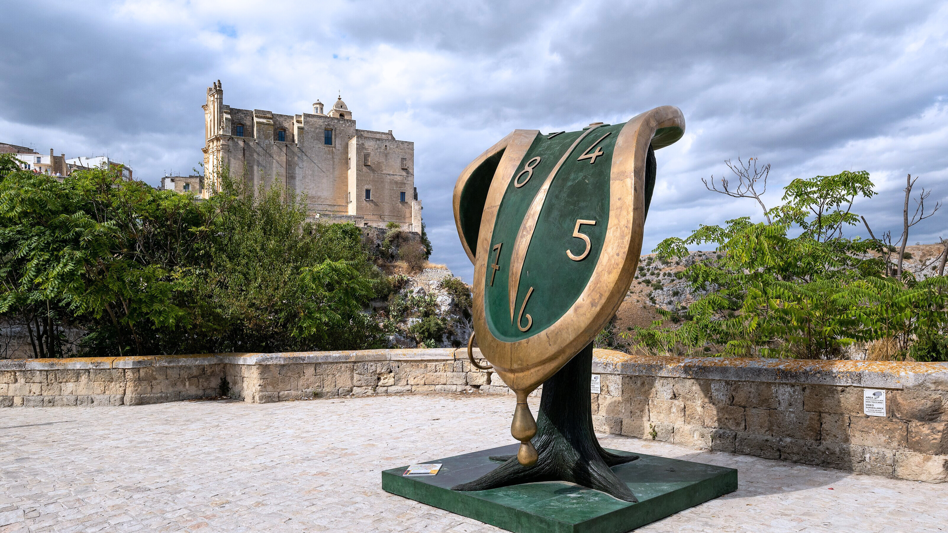 Salvador Dalí dan Ilusi Waktu: Psikologi di Balik Jam Meleleh