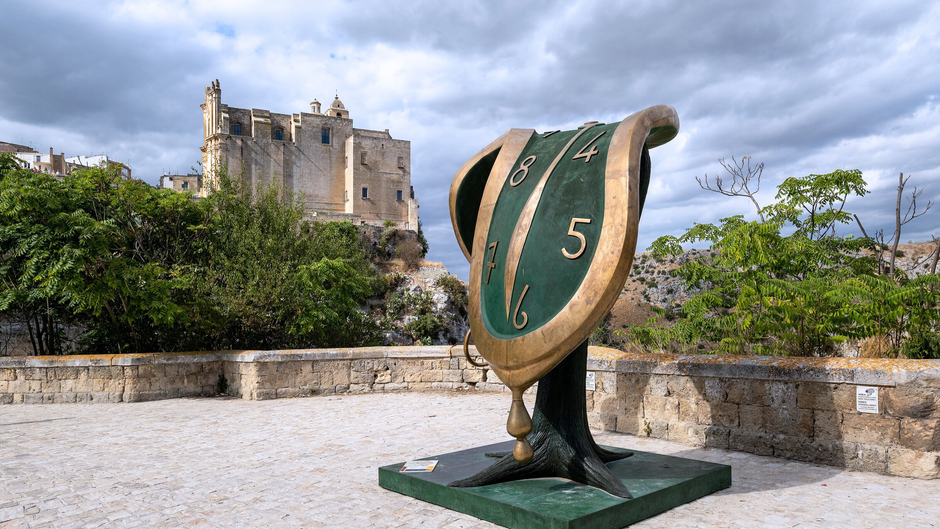 Salvador Dalí dan Ilusi Waktu: Psikologi di Balik Jam Meleleh