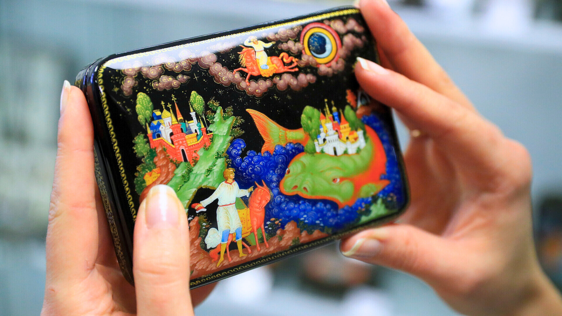 Seni Lacquer Miniature Palekh: Lukisan Mini di Kotak Hitam