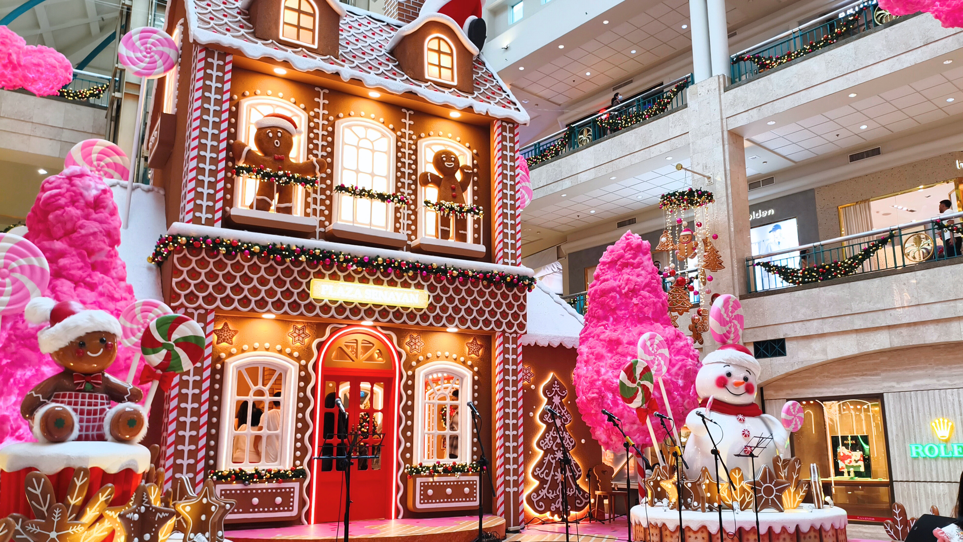 Ginger Cookie House & Pohon Natal Megah: Destinasi Tema Natal Plaza Senayan