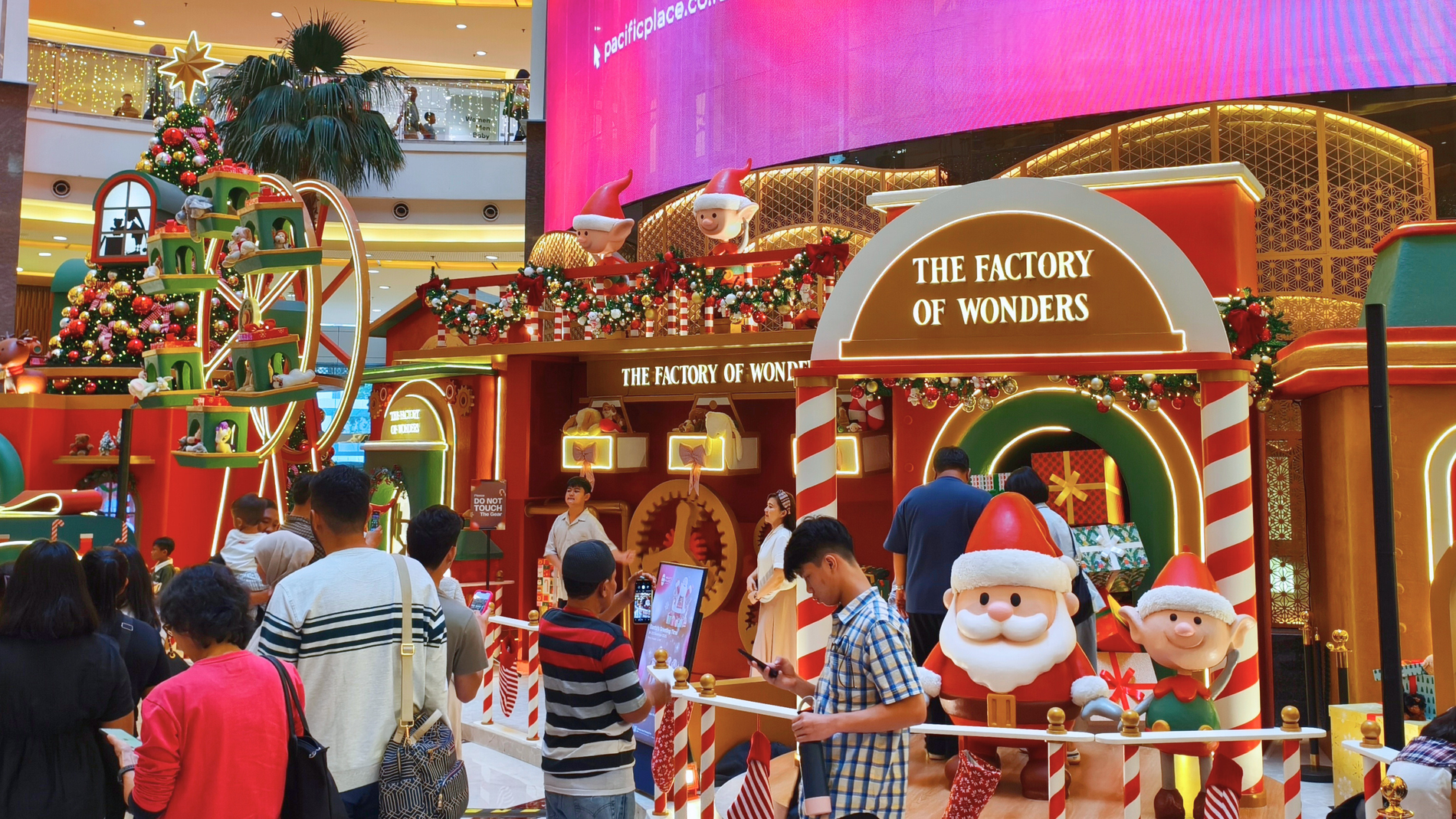 Merayakan Momen Natal dengan Spot Foto Estetik di Pacific Place Mall