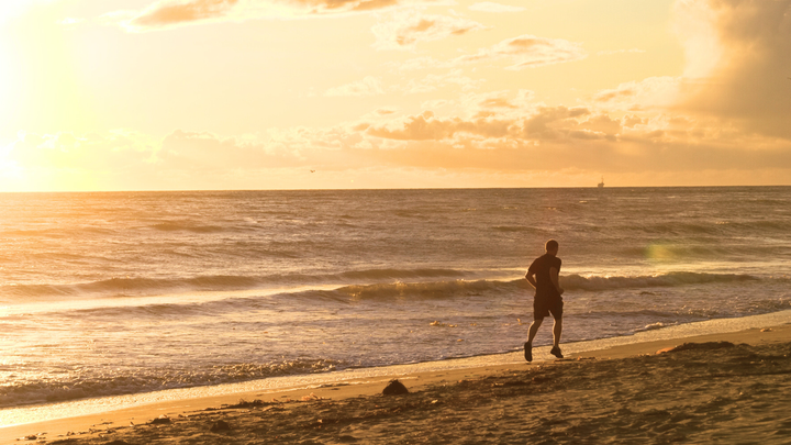 Jakarta Sunset Run 2025: Lari Sore Paling Seru dengan Sunset Kece di Pinggir Laut!