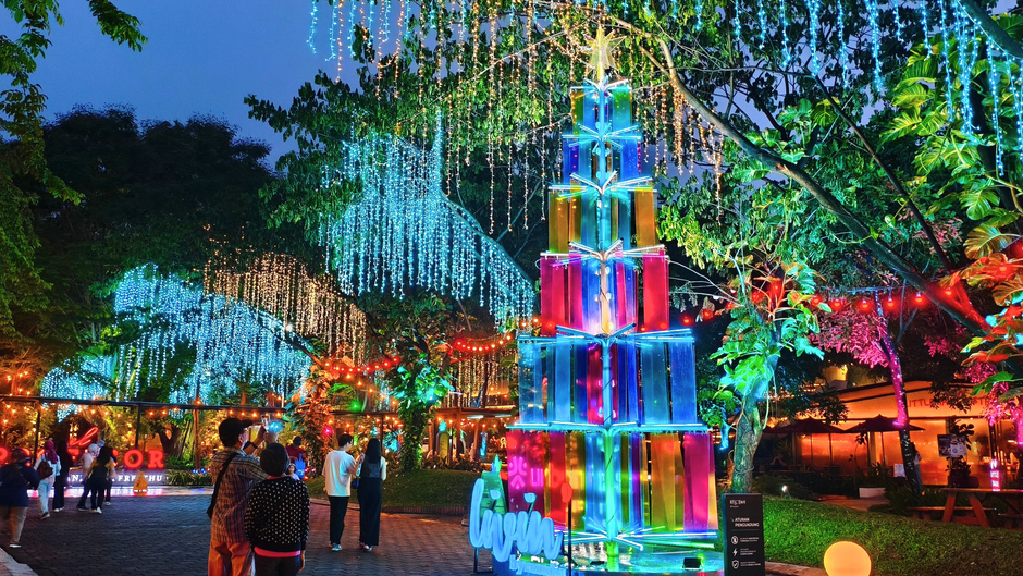 Urban Forest Cipete: Spot Hangout Malam Bertema Christmas Light yang Wajib Dikunjungi