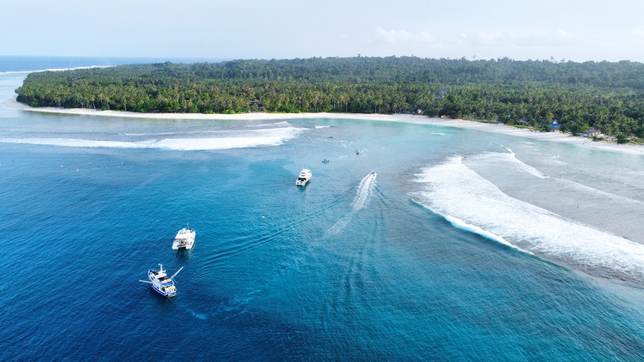 Petualangan Eksotis Pulau Mentawai: Snorkeling, Trekking, dan Tradisi Suku Mentawai