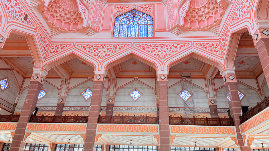 Pesona Masjid Putra: Keindahan Kubah Pink yang Menjadi Ikon Wisata Malaysia