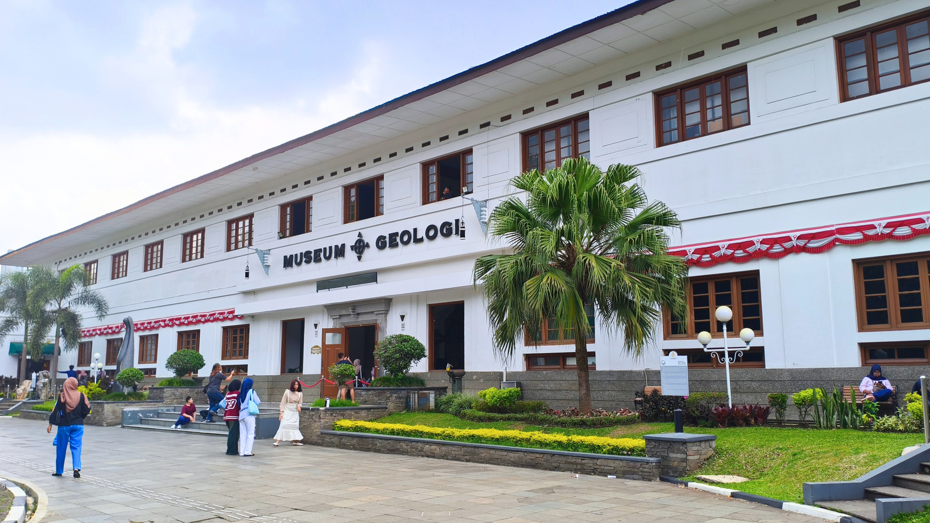 Mengenal Beragam Jenis Batuan di Museum Geologi Bandung