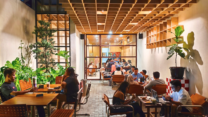 Berkawan Coffee & Burger: Nongkrong Hangat dengan Sentuhan Retro di Selatan Jakarta