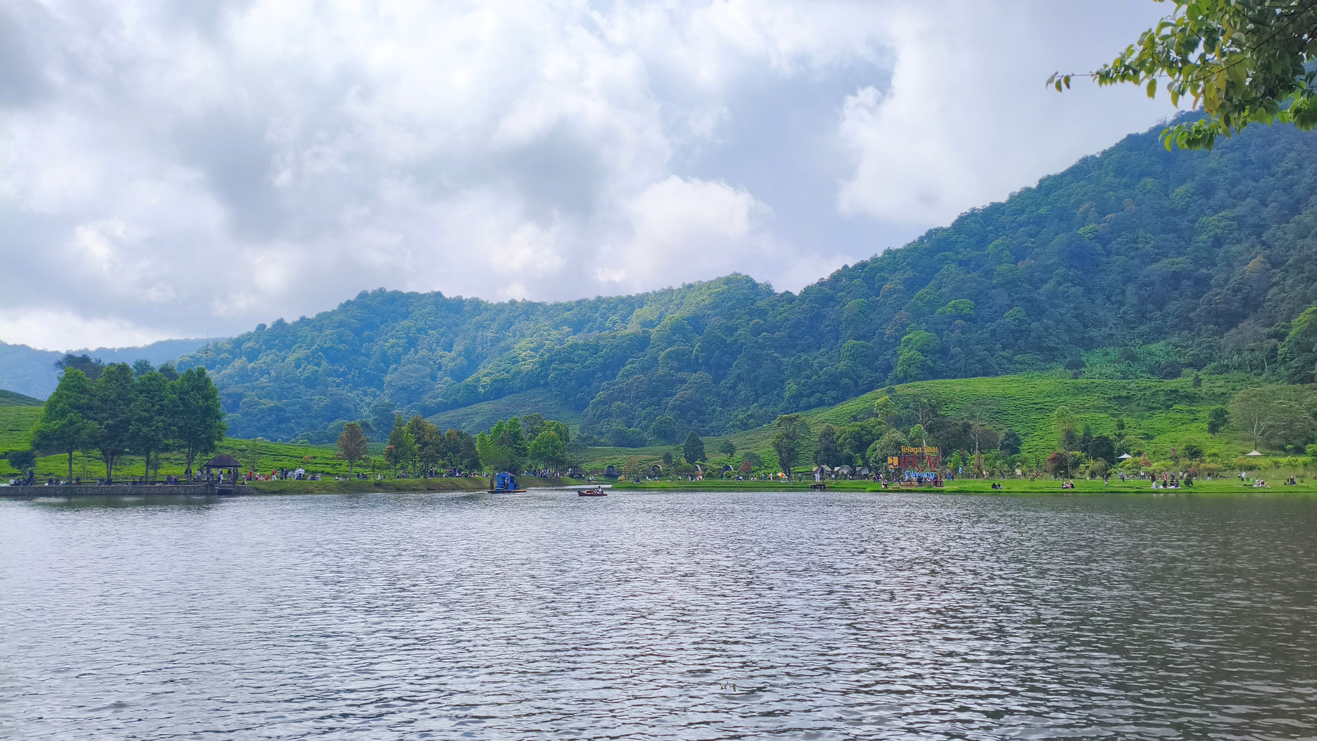 Telaga Saat Puncak: Keindahan Alam yang Bikin Betah Berlama Lama