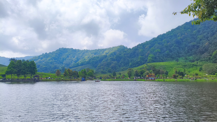 Telaga Saat Puncak: Keindahan Alam yang Bikin Betah Berlama Lama