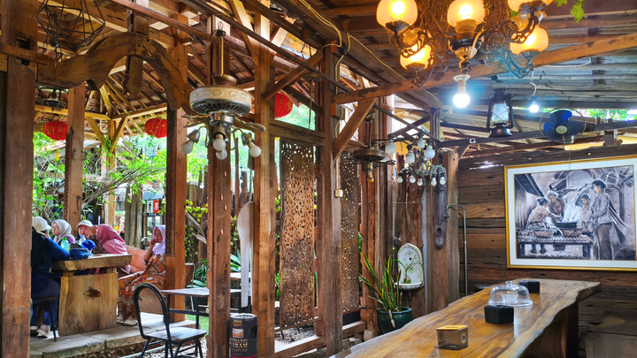 Estetik Coffee Art Gallery, Hidden Gem Asri di Ciputat yang Cocok Buat Nongkrong Santai