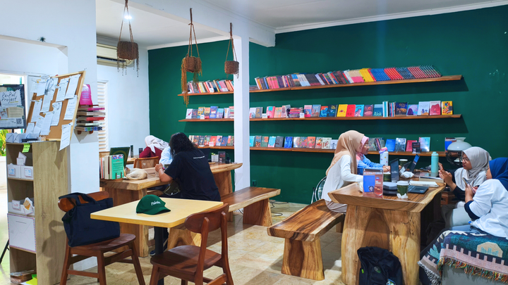 Taksu Book Cafe: Hidden Gem di Jaksel dengan Suasana Perpustakaan yang Tenang dan Nyaman