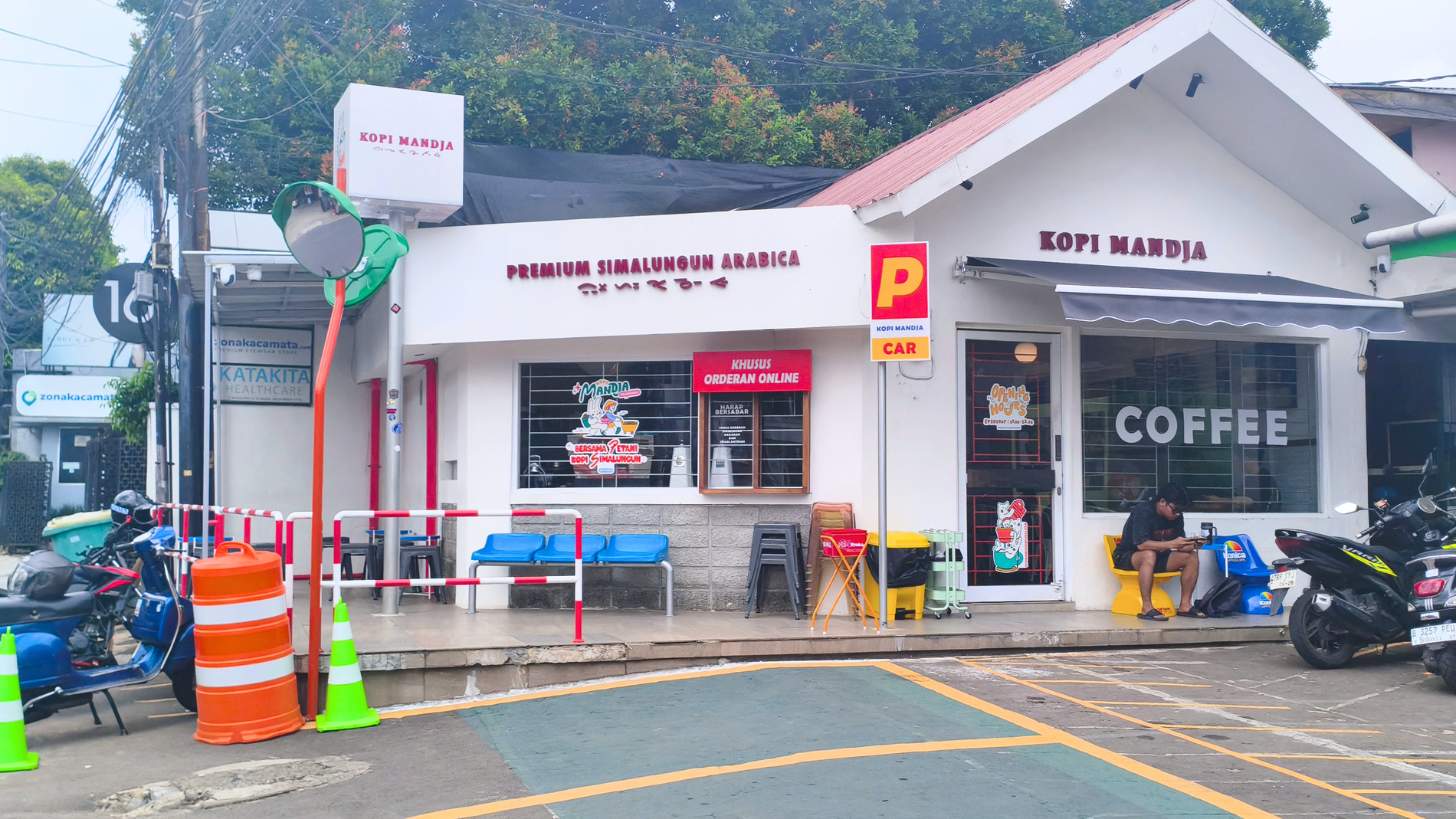 Kopi Mandja Kemang, Hidden Gem dengan Nuansa Japan City Shop yang Bikin Betah