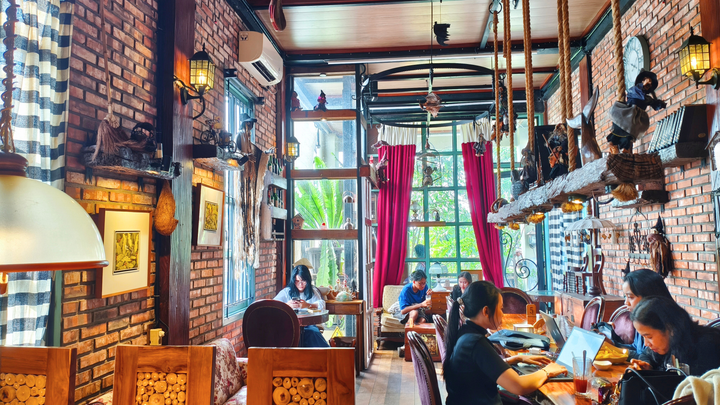 Joco Coffee Jaksel: Tempat Tersembunyi dengan Nuansa Dunia Sihir dan Sunset yang Bikin Betah