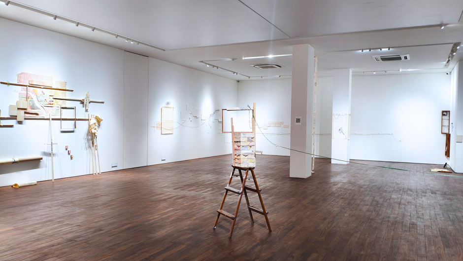 Menyaksikan Cerita yang Terus Bertumbuh di Pameran "Once, Twice, .." Karya Luqi Lukman