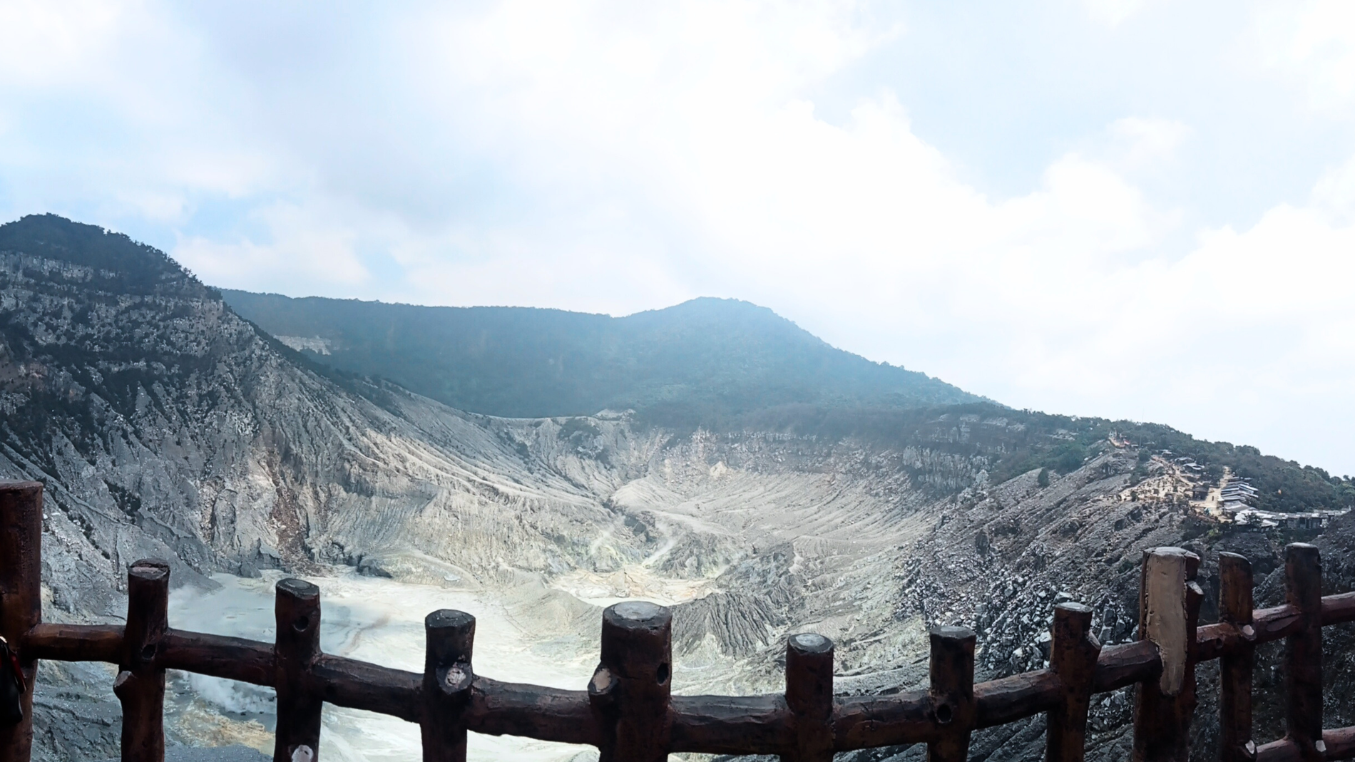Menyaksikan Pesona Tangkuban Perahu, Destinasi Alam yang Tak Pernah Kehilangan Daya Tarik