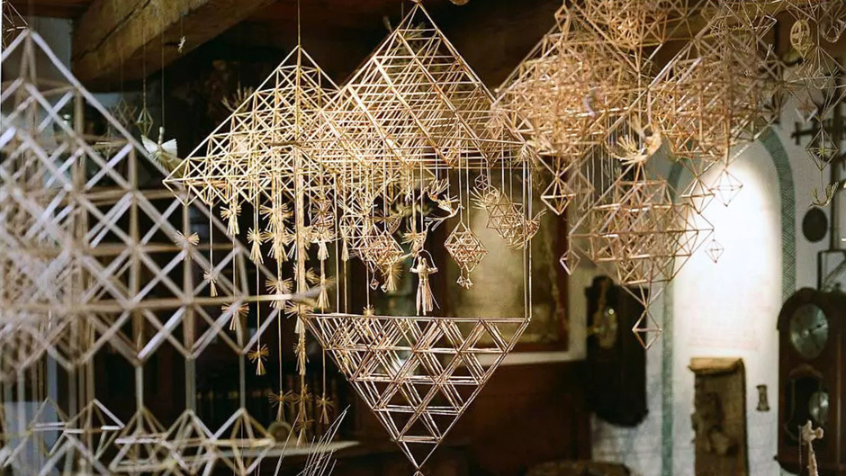 Straw Mobiles: Tradisi Geometris dari Jerami Eropa Utara dan Timur
