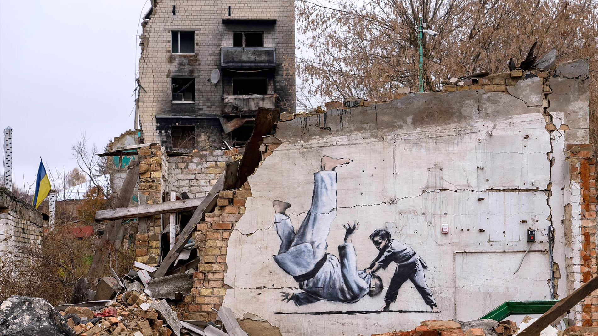 Banksy: Seni Jalanan Sebagai Surat Politik Tanpa Identitas