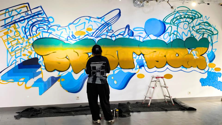 Ada Spot Ala MV “Beatbox”! Intip Persiapan Mural untuk Perayaan 10 Tahun NCT DREAM