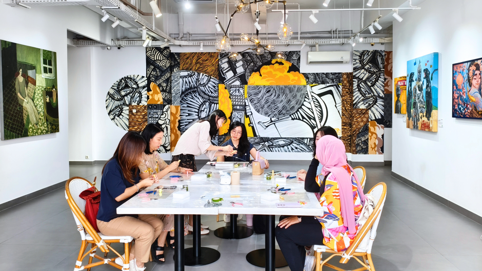 Merangkai Bunga dari Kawat dan Resin, Hacyra Hadirkan Pengalaman Kreatif di 2Madison Gallery