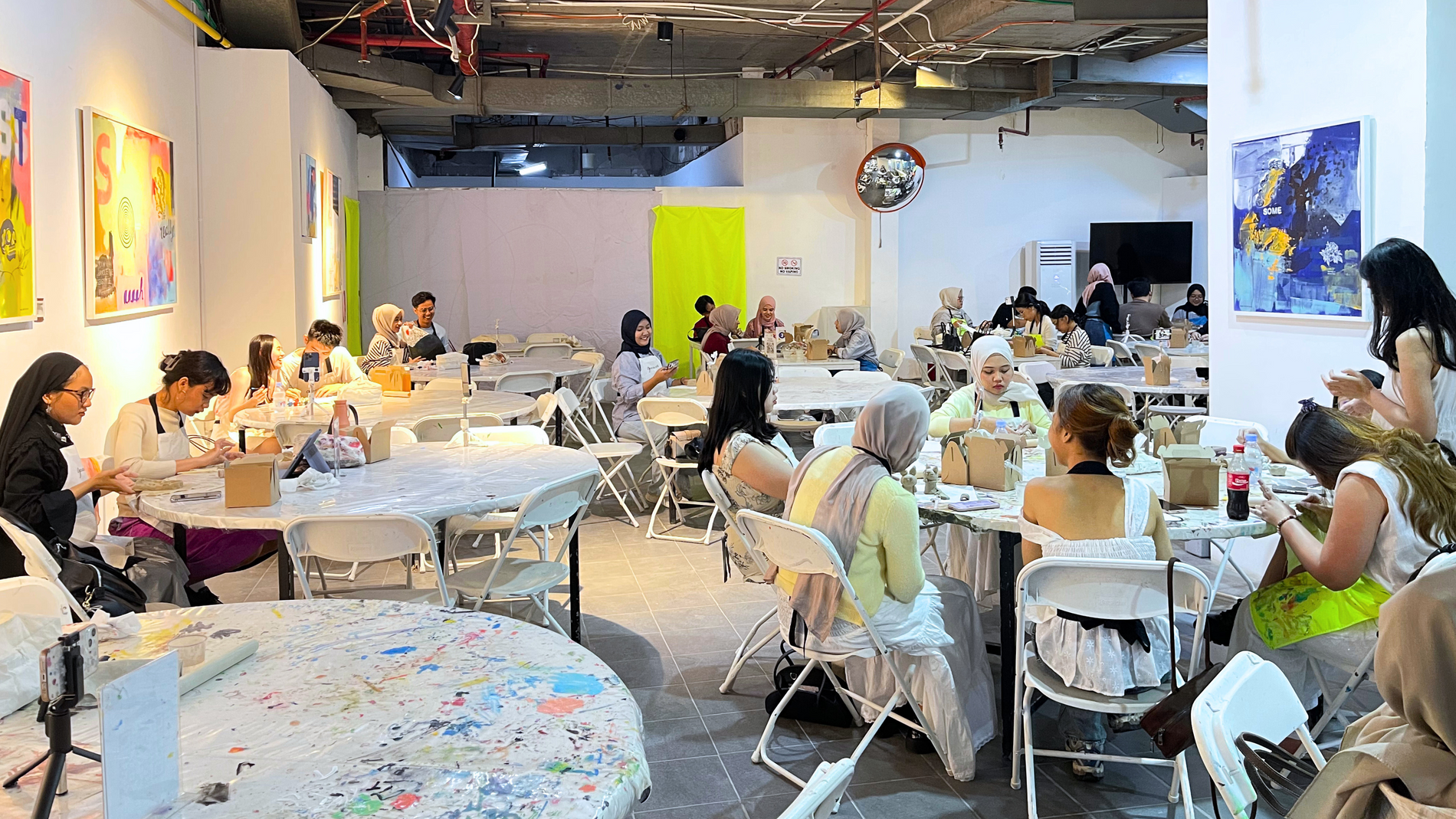 The Redmiller Universe: Serunya Bikin Karya Sendiri Lewat Art Activity di Pameran Seni yang Penuh Warna