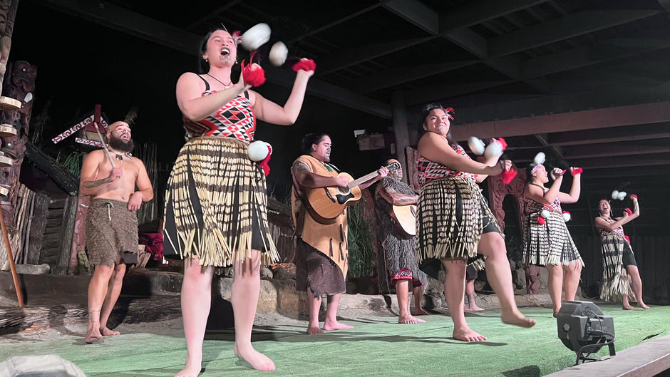 Poi Dance: Tari Ritmis dengan Bola Tali dari Maori