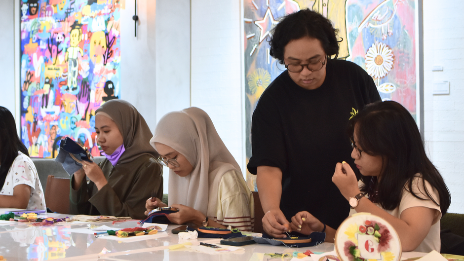 Gracia Veronica Hadir di Art Jakarta 2025 Membawa Kisah Spiritual dalam Karya Embroidery